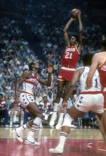 Equipos NBA: Buffalo Braves (1976), Houston Rockets (1976-1982), Philadelphia 76ers (1982-1986), Washington Bullets (1986-1988) Atlanta Hawks (1988-1991), Milwaukee Bucks (1991-1993), Philadelphia 76ers (1993-1994), San Antonio Spurs (1994-1995). Una vez campeón de la NBA, tres veces MVP (una vez en los setenta), una vez MVP de las Finales,  12 veces all star (dos en los setenta). Promedio en su carrera NBA: 20,6 puntos, 12,2 rebotes, 1,3 tapones. Mejor temporada NBA en los setenta, 1978-79: 24,8 puntos, 17,6 rebotes, 1,5 tapones.

En la NBA se le recueda más en los ochenta, haciendo estragos con los Sixers campeones de 1983, un equipo tremendo. Antes, se había ido directamente del instituto a la ABA, donde fue jugó los dos primeros años de su carrera profesional. Es uno de los mejores pívots de todos los tiempos, un reboteador voraz y una roca en las zonas que ya fue una vez MVP y una all star en los setenta y en Houston, antes de su esplendor en Philadelphia.
