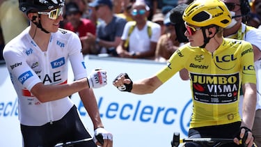 Pogacar y Vingegaard se saludan en la salida de la octava etapa.