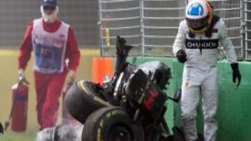 Alonso sali&oacute; del McLaren por su propio pie.