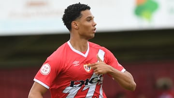 Etienne Etoo celebra uno de sus goles al Varea.