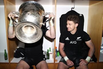 El jugador de rugby Beauden Barrett observa a Jordie Barrett beber de la Bledisloe Cup en el vestuario tras ganar el partido de la Rugby Championship entre los All Blacks de Nueva Zelanda y los Wallabies de Australia en el Eden Park en Auckland, Nueva Zelanda.