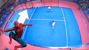 Spiderman en el pádel: gana la final con una volea subido a la reja