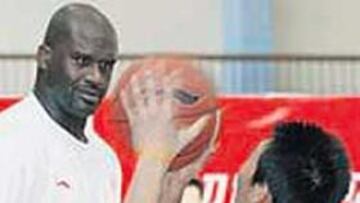 <b>BUEN TÉCNICO. </b>O'Neal, sparring de lujo en un entrenamiento.