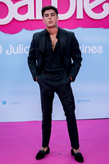 Óscar Casas posa en la alfombra rosa por el pase especial de la película ‘Barbie’ en el Gran Teatro CaixaBank.   
 
 