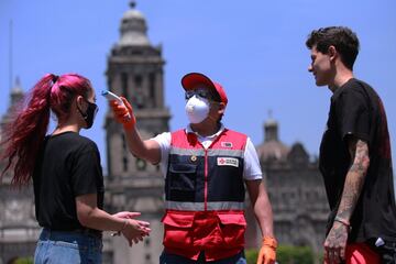 La Benemérita Cruz Roja, se ha sumado a los esfuerzos por contener la propagación del COVID-19. En el zócalo de la CDMX, realizan mediciones de temperatura a las personas.