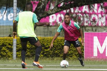 Fútbol en espacio reducido y más actividades con balón se realizaron en la práctica de este martes.