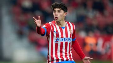 Fotografía de Jordan Carrillo, jugador mexicano del Sporting de Gijón, en acción contra el Rayo Vallecano.