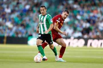 Guardado in action for Betis against Roma.