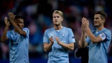 Jugadores del Malmo saludan a la afición