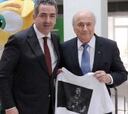 Blatter tuvo que posar con una camiseta de Cristiano Ronaldo