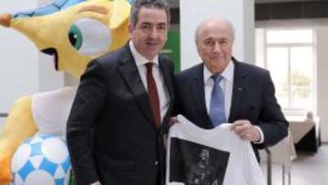 Evangelista, con Blatter y la camiseta.