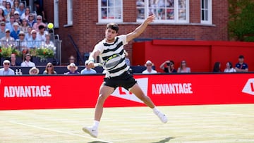 Tennis - Queen's Club Championships - Queen's Club, London, Britain - June 17, 2025 Spain's Carlos Alcaraz in action during his round of 32 match against Australia's Adam Walton Action Images via Reuters/Peter Cziborra