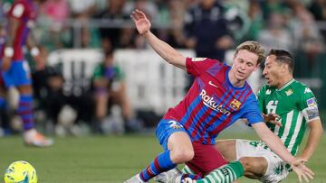 SEVILLA, 07/05/2022.- El centrocampista mexicano del Real Betis José Andrés Guardado (d) lucha con el neerlandés Frenkie De Jong, del FC Barcelona, durante el partido de la jornada 35 de LaLiga Santander que Real Betis y FC Barcelona disputan este sábado en el estadio Benito Villamarín, en Sevilla. EFE/José Manuel Vidal