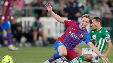 SEVILLA, 07/05/2022.- El centrocampista mexicano del Real Betis José Andrés Guardado (d) lucha con el neerlandés Frenkie De Jong, del FC Barcelona, durante el partido de la jornada 35 de LaLiga Santander que Real Betis y FC Barcelona disputan este sábado en el estadio Benito Villamarín, en Sevilla. EFE/José Manuel Vidal
