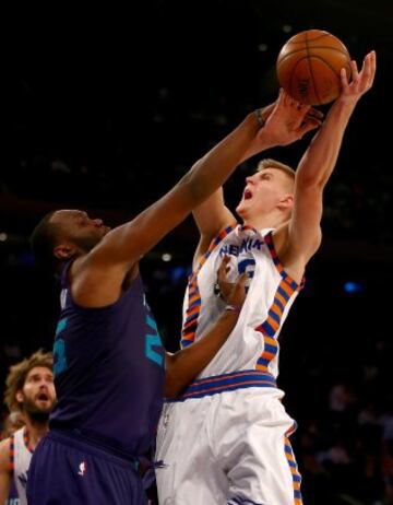 Kristaps Porzingis y Al Jefferson.