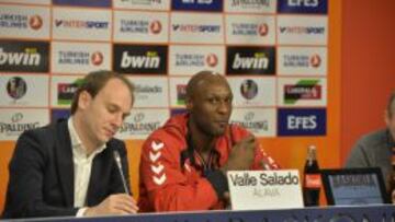Lamar Odom, en el centro, durante su presentación