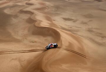 El piloto qatarí de Toyota Nasser Al-Attiyah y su copiloto francés Mathieu Baumel compiten durante de hoy. 