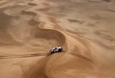 El piloto qatarí de Toyota Nasser Al-Attiyah y su copiloto francés Mathieu Baumel compiten durante de hoy. 