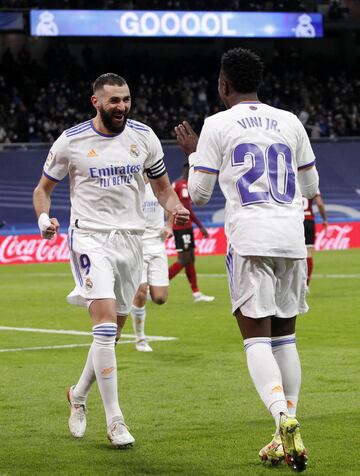 2-0. Vinicius celebra el segundo gol con Karim Benzema.