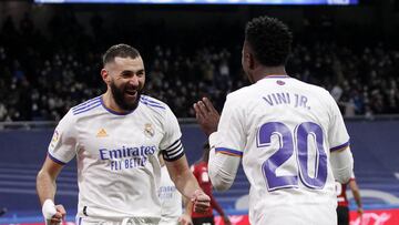 2-0. Vinicius celebra el segundo gol con Karim Benzema.