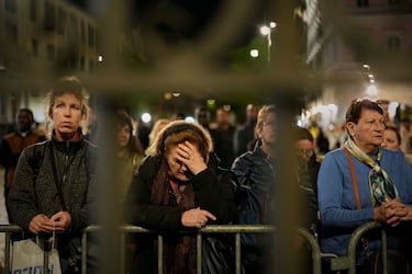 La gente asiste a un rezo del rosario frente a la Basílica de Santa María la Mayor, donde será enterrado el difunto papa Francisco, en Roma.

Associated Press / LaPresse
Only italy and Spain