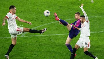 Lucas Ocampos of Sevilla and Raul Carnero of Valladolid during LaLiga, football match played between Sevilla Futbol Club and Real Valladolid at Ramon Sanchez Pizjuan Stadium on December 19, 2020 in Sevilla, Spain.
AFP7
19/12/2020 ONLY FOR USE IN SPAIN