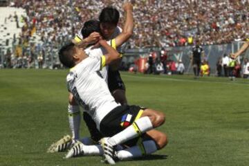 El jugador de Colo Colo Julio Barroso, centro, celebra su gol contra Universidad de Chile durante el partido de primera division disputado en el estadio Monumental de Santiago, Chile.