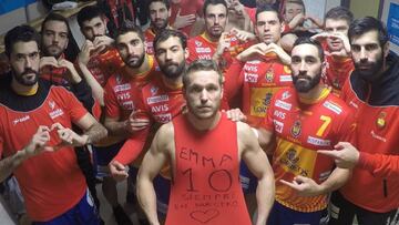 Los Hispanos de la selección española de balonmano posan para dedicar su victoria ante Macedonia en el Mundial de Balonmano a la jugadora Emma García Curto, fallecida tras ser arrollada en un accidente de tráfico.