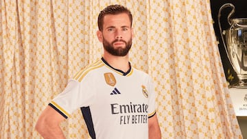 Nacho Fernández, defensa del Real Madrid, posando con la camiseta de la primera equipación del Real Madrid para la temporada 2023-24.