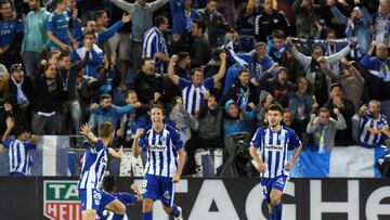 La afición del Alavés, con sus jugadores.