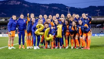 Spitse posa junto a sus compañeras de la selección neerlandesa en su partido 241.