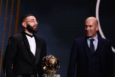 El delantero francés del Real Madrid, Karim Benzema, recibe el Balón de Oro de manos del ex futbolista francés Zinedine Zidane.