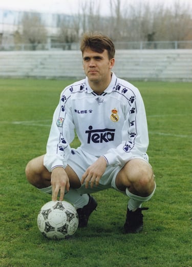 Dejan Petkovic fichó por el Madrid en septiembre de 1995, pero no llegó al equipo blanco hasta diciembre de ese año. Apodado Rambo por su carácter combativo y peleón, no triunfó vestido de blanco. Petkovic acabó marchándose a Brasil, donde aún reside. Ha sido uno de los mejores jugadores extranjeros del Flamengo. Técnicamente, fue la primera contratación de la era Lorenzo Sanz, que lo fichó siendo aún vicepresidente. Se pagaron 500 millones de pesetas de la época (tres millones de euros) por él… pero apenas jugó cinco encuentros antes de vestir la camiseta rubronegra.