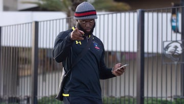 Jugador de la NFL sorprende al utilizar ropa de Colo Colo