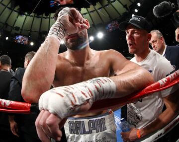 El triunfo del Canelo Álvarez sobre Rocky Fielding en imágenes