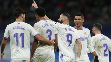 MADRID, SPAIN - NOVEMBER 06: Karim Benzema (3dR) of Real Madrid CF celebrates scoring their second goal with teammates Daniel Carvajal (L), &lt;Carlos Casemiro (2ndL), Eder Gabriel Militao (2ndL) and &lt;Marco Asensio (L)  during the La Liga Santander mat