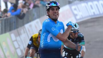 Mikel Landa celebra su victoria en la cima de Sassotetto en la Tirreno-Adri&aacute;tico.