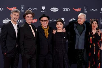 El realizador Pablo Berger y la productora Sandra Tapia,  acompañados por integrantes del equipo de la película de animación 'Robot Dreams', en la gala de los Premios Feroz.