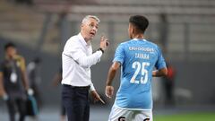 AME6588. LIMA (PERÚ), 02/05/2023.- El entrenador de Sporting Cristal, Tiago Nunes, da instrucciones a su jugador Martín Távara durante el partido por la fase de grupos de la Copa Libertadores entre el Sporting Cristal peruano y The Strongest de Bolivia, hoy, en el Estadio Nacional de Perú, en Lima (Perú). EFE/ Paolo Aguilar
