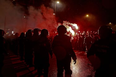 Bufandas al aire, el humo de las bengalas y el autobús del Real Madrid y el del Atlético avanzan entre la niebla... Las aficiones recibieron de esta manera a sus  equipos.