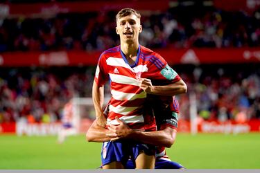 El Granada vuelve a Primera un año después de su descenso y lo hace, entre otras cosas, gracias al nivel mostrado por Bryan Zaragoza que se ha marcado un final de temporada extraordinario. El centrocampista marcó un golazo con un derechazo directo a la escuadra.