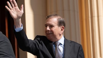 Venezuelan opposition leader Edmundo Gonzalez Urrutia waves to supporters as he arrives to a meeting with the Dominican Republic President Luis Abinader at the Presidential Palace in Santo Domingo on January 9, 2025. Opposition leader Edmundo Gonz�lez Urrutia, who is calling for a victory over President Nicol�s Maduro in Venezuela's elections, said Thursday that �very soon� he will return to his country, on a visit to the Dominican Republic, where the government of Luis Abinader declared itself an �ally.�. (Photo by Francesco SPOTORNO / AFP)