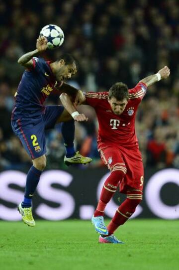 Dani Alves con el croata Mario Mandzukic.