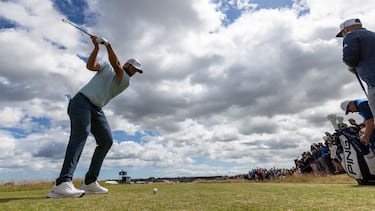 Jon Rahm golpea en la segunda práctica para la 150ª edición del Abierto Británico de golf.