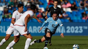 AMDEP2517. MENDOZA (ARGENTINA), 28/05/2023.- Franco González (d) de Uruguay avanza con el balón hoy, en un partido del grupo E de la Copa Mundial de Fútbol sub-20 entre Túnez y Uruguay en el estadio Malvinas Argentinas en Mendoza (Argentina). EFE/ Marcelo Ruiz
