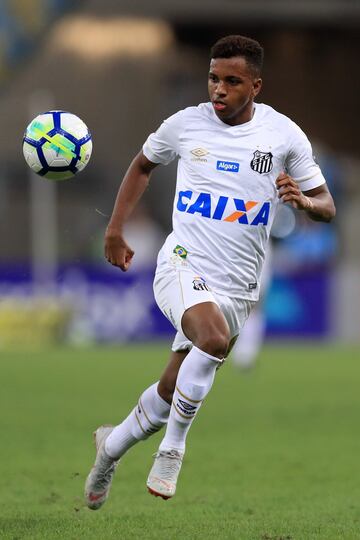 El joven brasile?o (17 a?os) ha entrado en una buena racha. Ha marcado en dos de los ¨²ltimos tres partidos. El delantero anot¨® su primer gol de falta con el Santos, pero no pudo evitar la derrota por 2-1 de su equipo contra el Sport Recife. Rodrygo cerr¨® la temporada con 12 goles y cuatro asistencias en 57 encuentros.