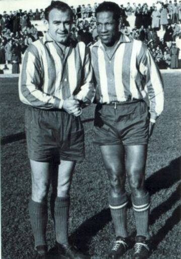 Alfredo Di Stéfano con Ben Barek con la camiseta del Atlético de Madrid en el homenaje a Escudero. 