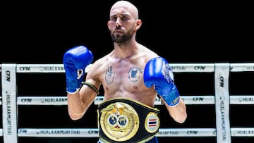 Carlos Coello, tras proclamarse campeón del mundo IBF de Muay Thai en el Lumpinee
