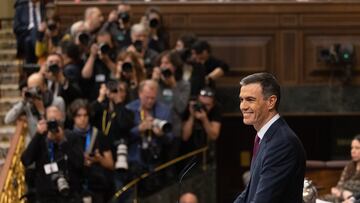 El presidente del Gobierno en funciones y candidato a la reelección, Pedro Sánchez, interviene durante la primera sesión del debate de investidura como presidente de Gobierno, en el Congreso de los Diputados, a 15 de noviembre de 2023, en Madrid (España). El Salón de Plenos del Congreso acoge hoy y mañana, 16 de noviembre, el debate de investidura del presidente del Gobierno en funciones, Pedro Sánchez. El secretario general del PSOE tiene el apoyo de 179 diputados de los 350 del Congreso. Está previsto que votarán a favor de que el líder socialista sea presidente del Gobierno tras exponer su programa PSOE, Sumar, ERC, Junts, EH Bildu, PNV, BNG y Coalición Canaria frente a los 171 en contra de PP, Vox y UPN. El acto se celebra en un momento de tensión por las concentraciones en la sede del PSOE en Ferraz y protestas en contra de la ley de amnistía registrada por los socialistas que beneficia a los implicados del 'procés'.
15 NOVIEMBRE 2023;MADRID;INVESTIDURA;SÁNCHEZ;CONGRESO DE LOS DIPUTADOS;ACUERDO PSOE Y JUNTS;AMNISTÍA
Eduardo Parra / Europa Press
15/11/2023