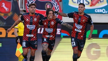 Futbol, Deportes Limache vs Union La Calera
Fecha 8, Liga de Primera 2026.
El jugador de Deportes Limache, Joaquin Montecinos, centro, celebra tras marcar un gol contra Union La Calera durante el partido de primera division disputado en el estadio Lucio Farina de Quillota, Chile.
04/04/2026
Sebastian Cisternas/Photosport
Football, Deportes Limache vs Union La Calera
8th turn, 2026 First Division League.
Deportes Limache player, Joaquin Montecinos, center, celebrates after scoring against Union La Calera during a first division match at Lucio Farina stadium in Quillota, Chile.
04/04/2026
Sebastian Cisternas/Photosport
